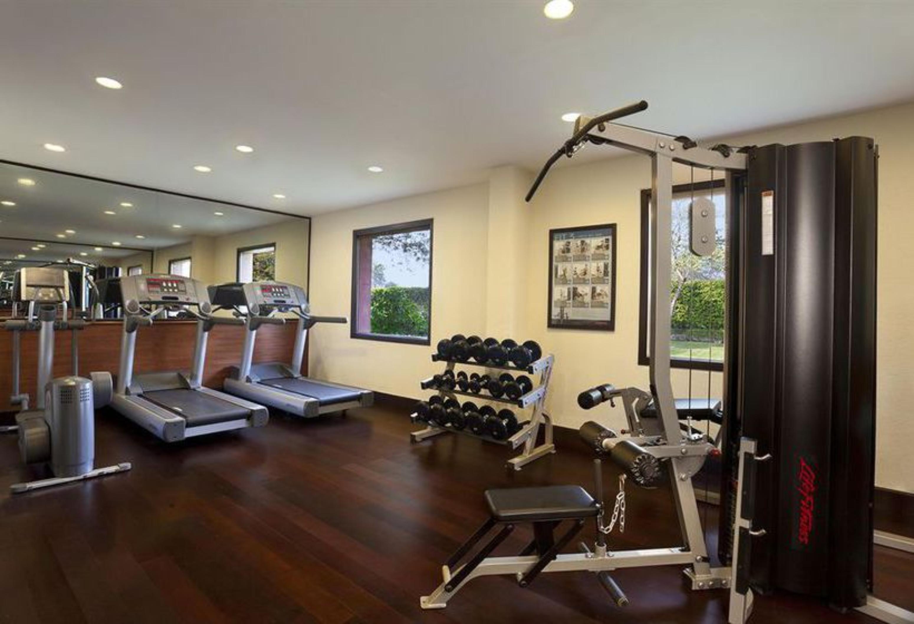 트리덴트 아그라 호텔 외부 사진 The gym at the hotel