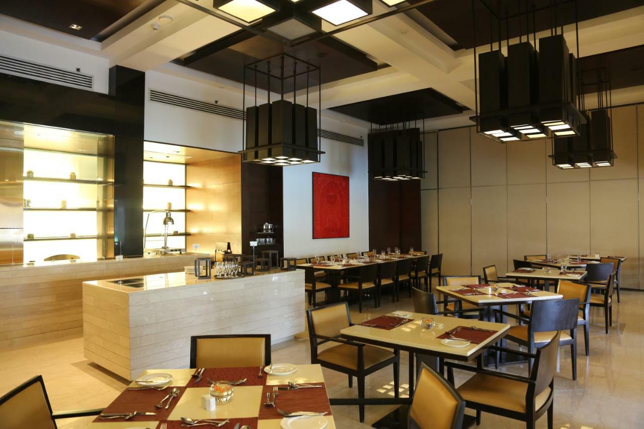 트리덴트 아그라 호텔 외부 사진 The restaurant