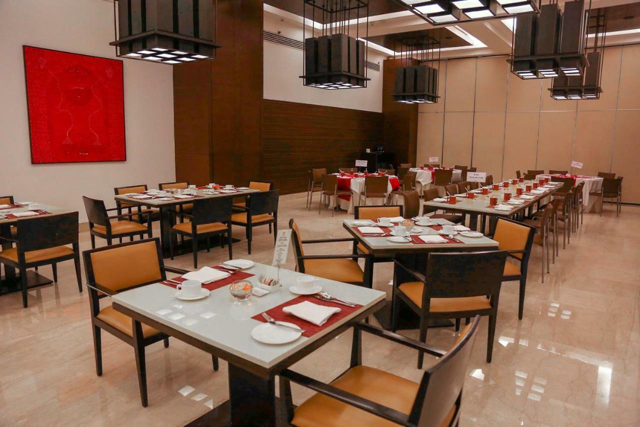 트리덴트 아그라 호텔 외부 사진 The restaurant
