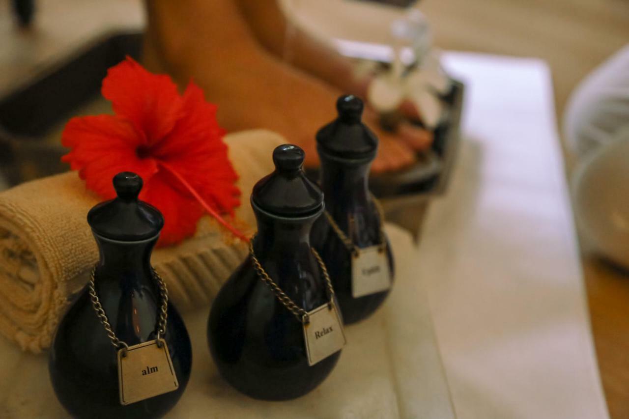 트리덴트 아그라 호텔 외부 사진 Ayurvedic oils