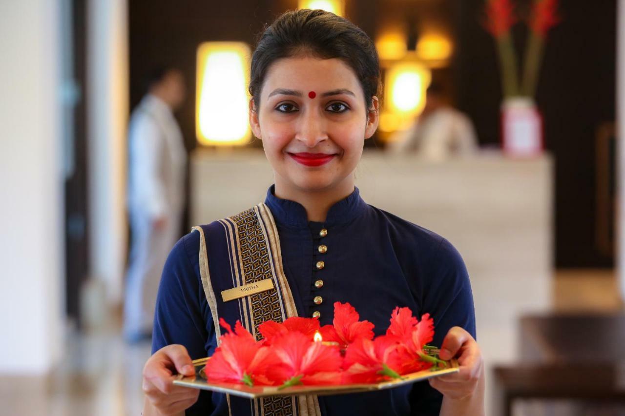 트리덴트 아그라 호텔 외부 사진 A hotel employee in India