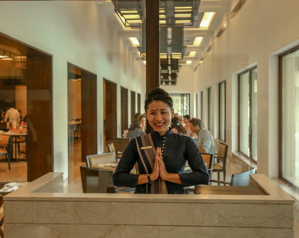 트리덴트 아그라 호텔 외부 사진 A Thai woman greeting with the wai