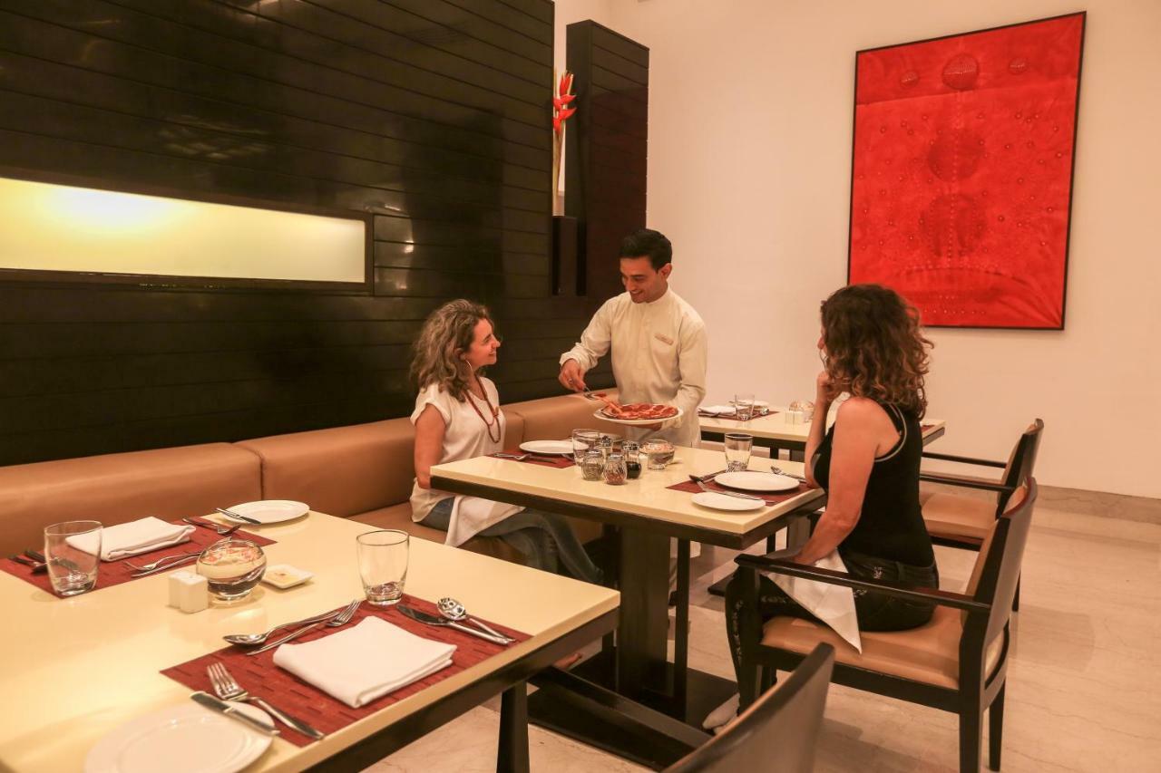 트리덴트 아그라 호텔 외부 사진 A restaurant in India