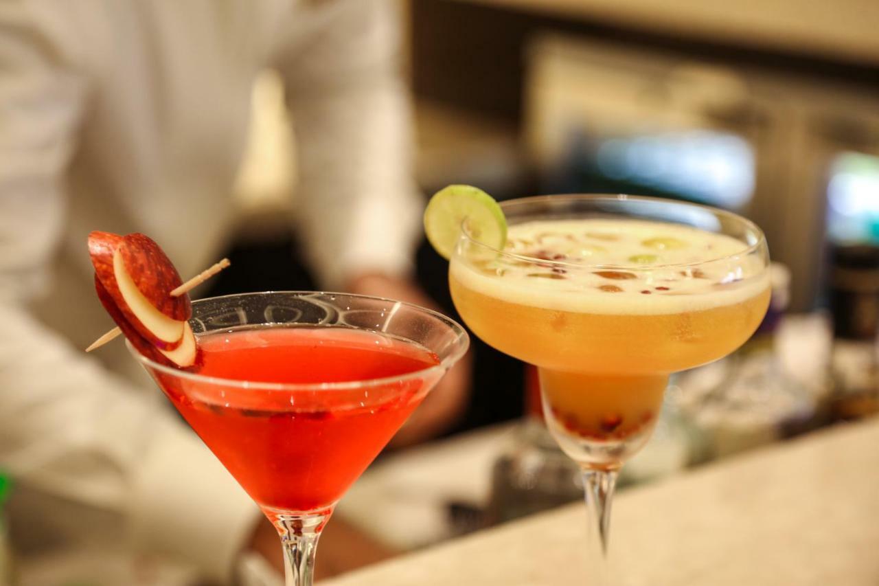 트리덴트 아그라 호텔 외부 사진 A cosmopolitan (left) and a margarita (right)