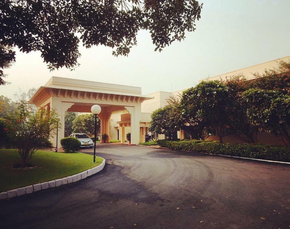 트리덴트 아그라 호텔 외부 사진 Entrance to the Taj Bengal