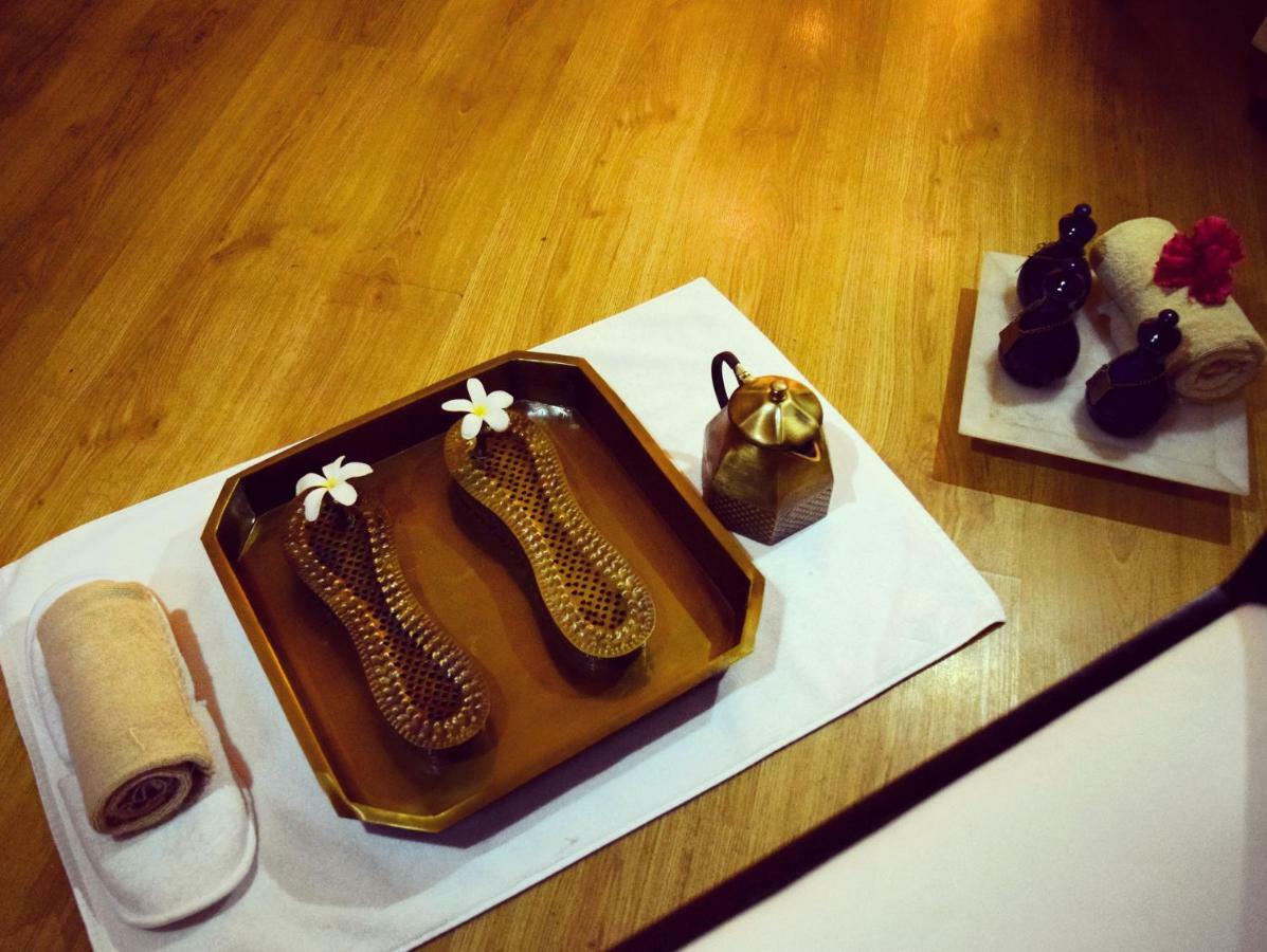 트리덴트 아그라 호텔 외부 사진 A set of traditional Korean massage tools