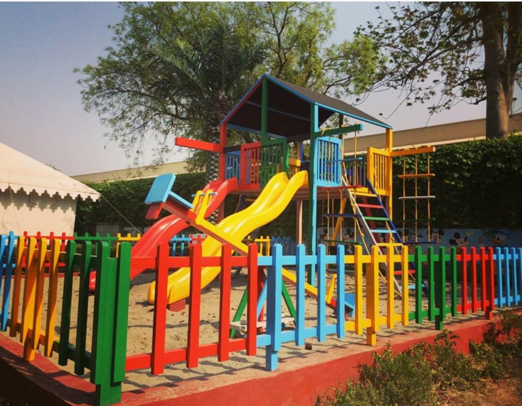 트리덴트 아그라 호텔 외부 사진 Playground at the school