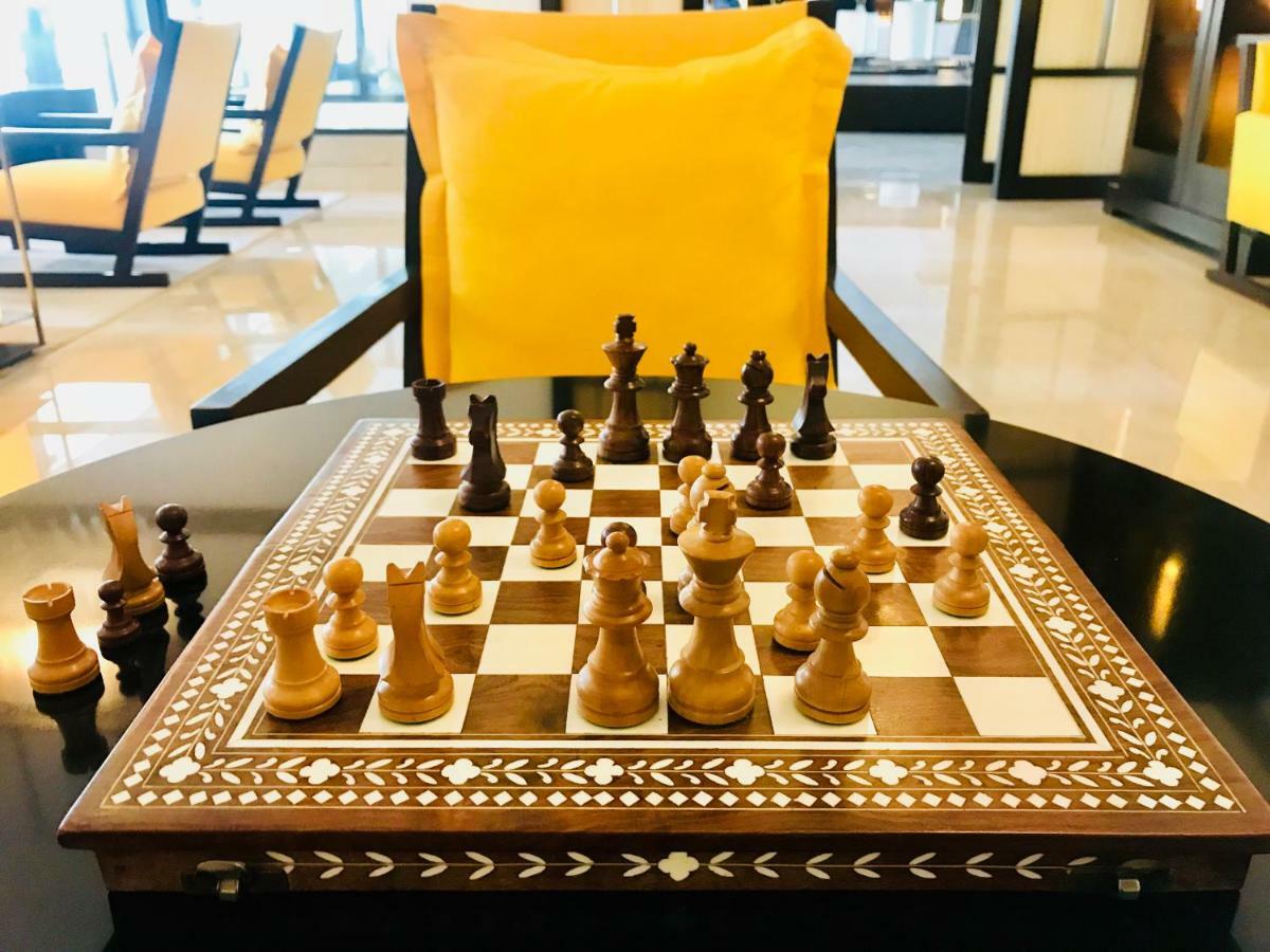 트리덴트 아그라 호텔 외부 사진 A chess board