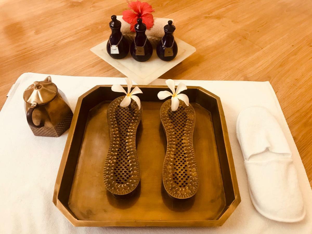트리덴트 아그라 호텔 외부 사진 Thai foot massage