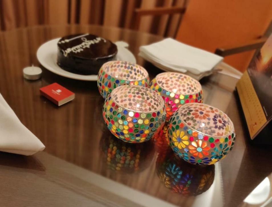 트리덴트 아그라 호텔 외부 사진 A birthday cake