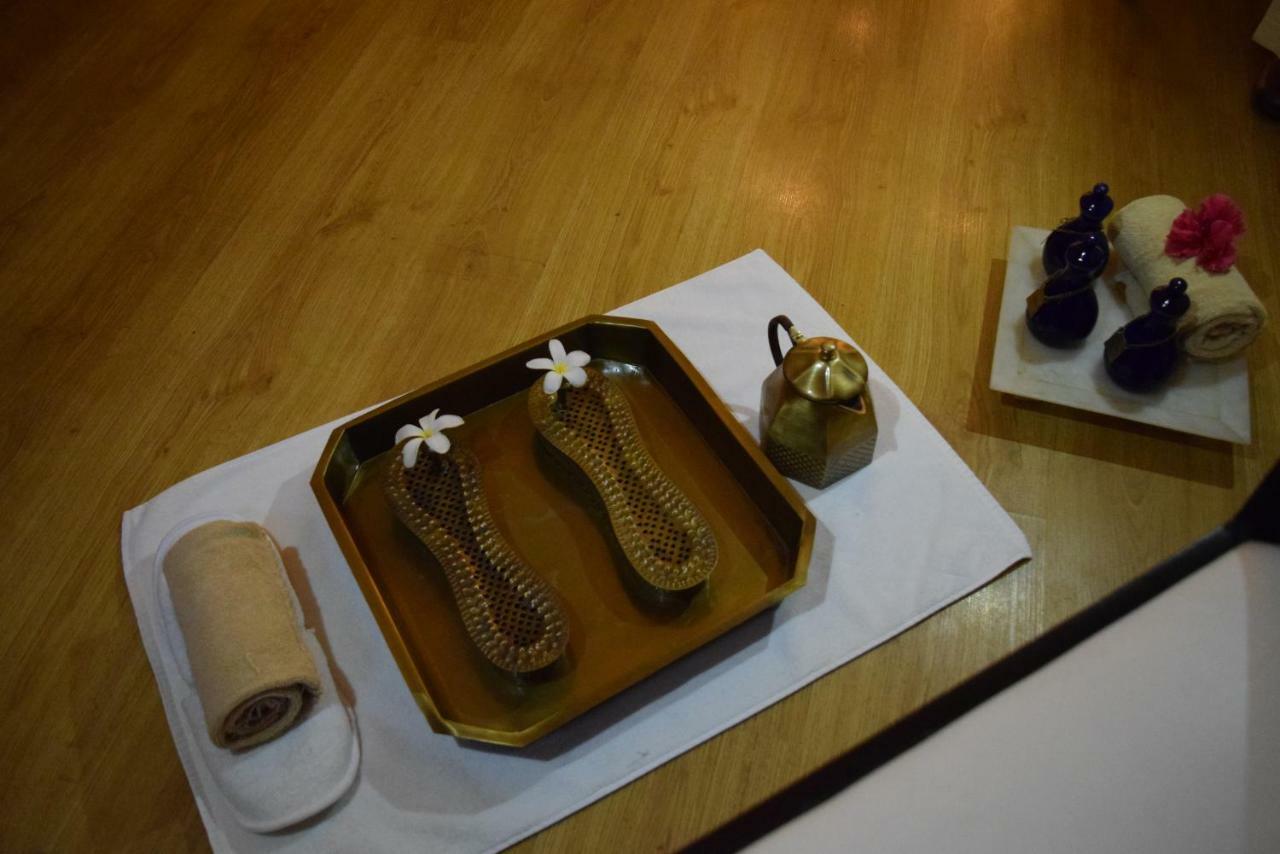 트리덴트 아그라 호텔 외부 사진 A set of traditional Thai massage tools